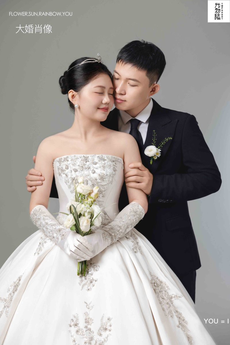 爱了~爱了~李先生吕女士极简棚拍婚纱照、极简棚拍、白玛、怀疑是不是修导演系，拍照像电影一样的构图和质感、婚纱照