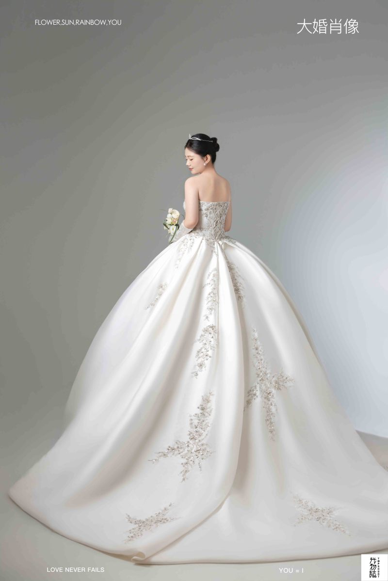 爱了~爱了~李先生吕女士极简棚拍婚纱照、极简棚拍、白玛、怀疑是不是修导演系，拍照像电影一样的构图和质感、婚纱照