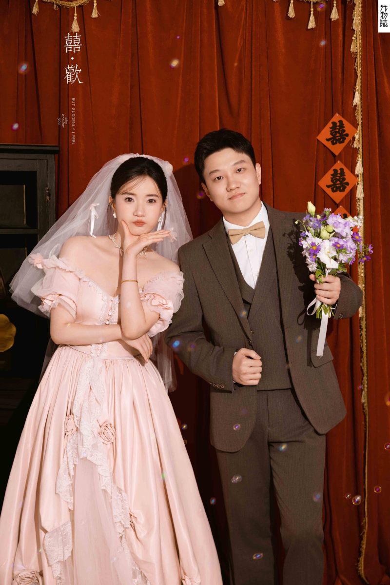 宝藏情侣~吴先生夏女士怀旧复古婚纱照、怀旧复古、白玛、怀疑是不是修导演系，拍照像电影一样的构图和质感、婚纱照