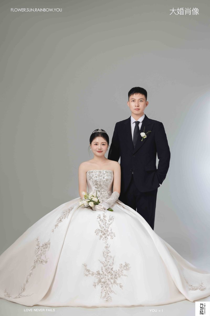 爱了~爱了~李先生吕女士极简棚拍婚纱照、极简棚拍、白玛、怀疑是不是修导演系，拍照像电影一样的构图和质感、婚纱照