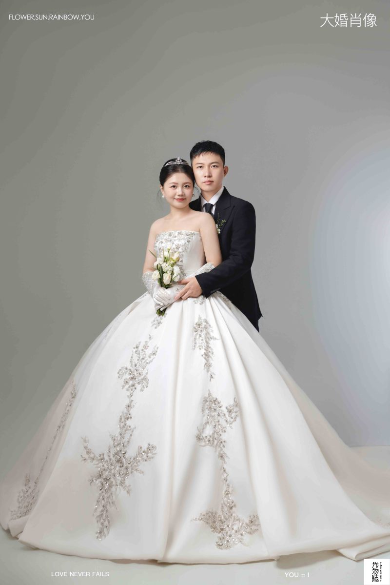 爱了~爱了~李先生吕女士极简棚拍婚纱照、极简棚拍、白玛、怀疑是不是修导演系，拍照像电影一样的构图和质感、婚纱照