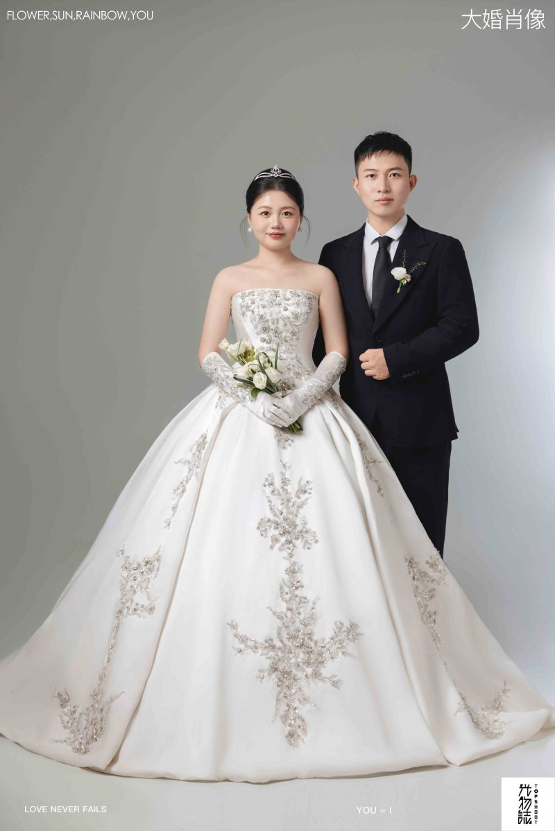 爱了~爱了~李先生吕女士极简棚拍婚纱照、极简棚拍、白玛、怀疑是不是修导演系，拍照像电影一样的构图和质感、婚纱照