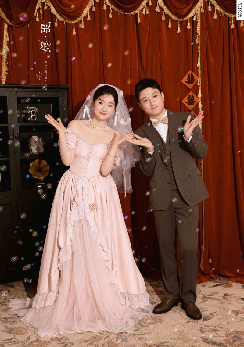 宝藏情侣~吴先生夏女士怀旧复古婚纱照、怀旧复古、白玛、怀疑是不是修导演系，拍照像电影一样的构图和质感、婚纱照