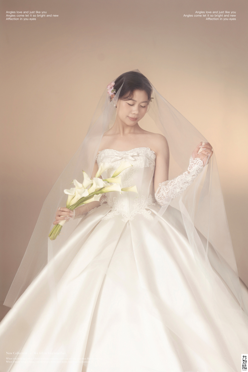 幸福感爆棚石先生戚女士极简棚拍婚纱照、极简棚拍、艾辰、偷偷练过读心术，精准预判每一个想法，细腻到心里、婚纱照