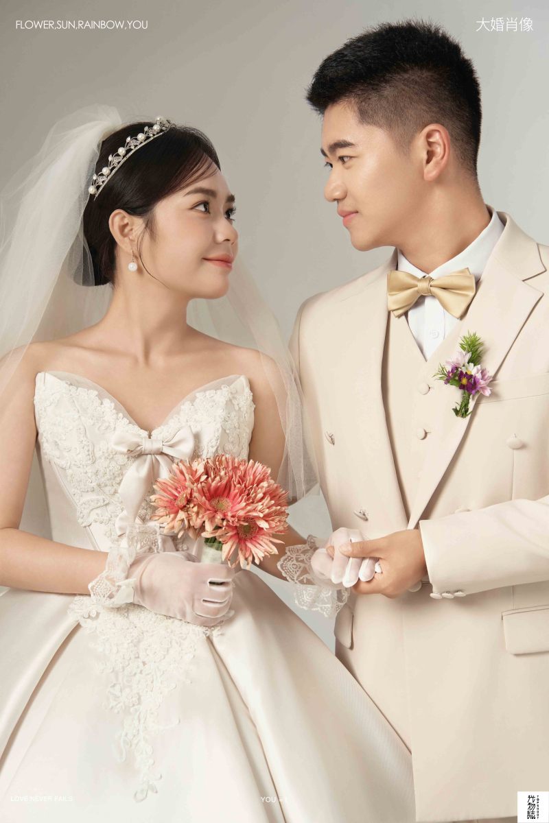 今日婚纱OOTD.吕扬先生田雪萌女士极简棚拍婚纱照、极简棚拍、韩松、行走的放大镜，现场细节，姿态指导的掌控者、婚纱照