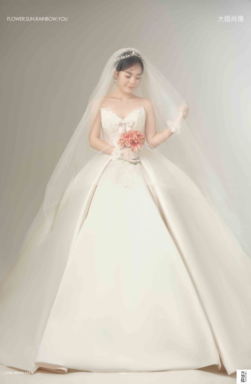 今日婚纱OOTD.吕扬先生田雪萌女士极简棚拍婚纱照、极简棚拍、韩松、行走的放大镜，现场细节，姿态指导的掌控者、婚纱照