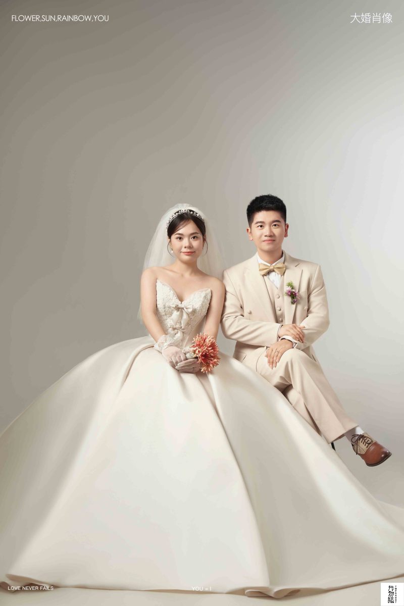 今日婚纱OOTD.吕扬先生田雪萌女士极简棚拍婚纱照、极简棚拍、韩松、行走的放大镜，现场细节，姿态指导的掌控者、婚纱照