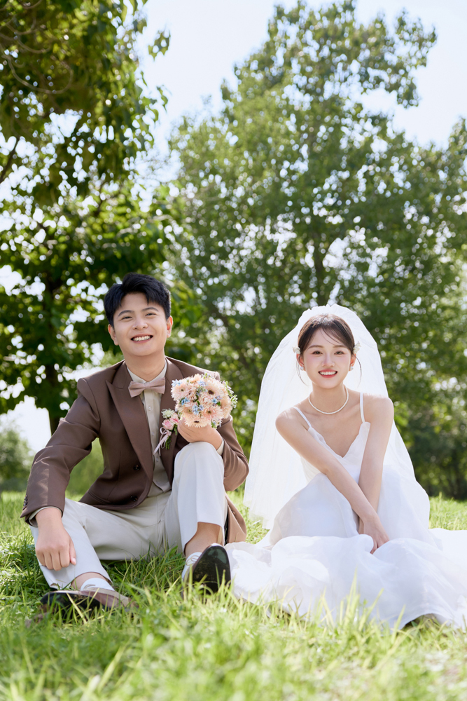 幸福感爆棚张峻豪先生王赛女士氛围森系婚纱照、氛围森系、木子、唠嗑型选手，构图多变、情绪拿捏，特写YYDS、婚纱照