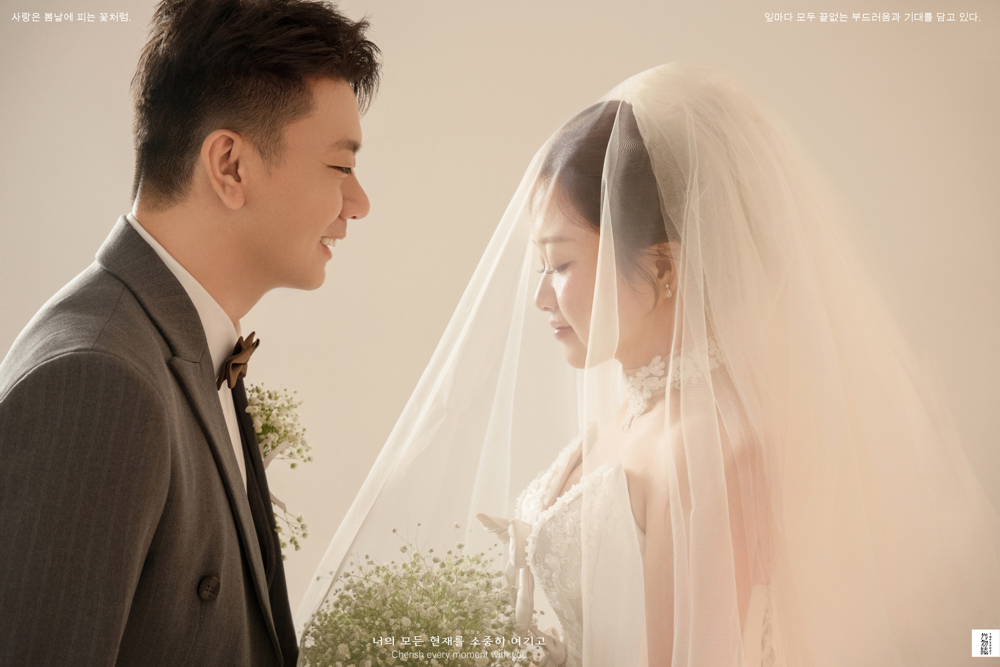 新鲜出炉:)周先生高女士极简棚拍婚纱照、极简棚拍、刘康、六边形战士，不止是沟通，拍摄想法，创造思维样样拿捏。、婚纱照