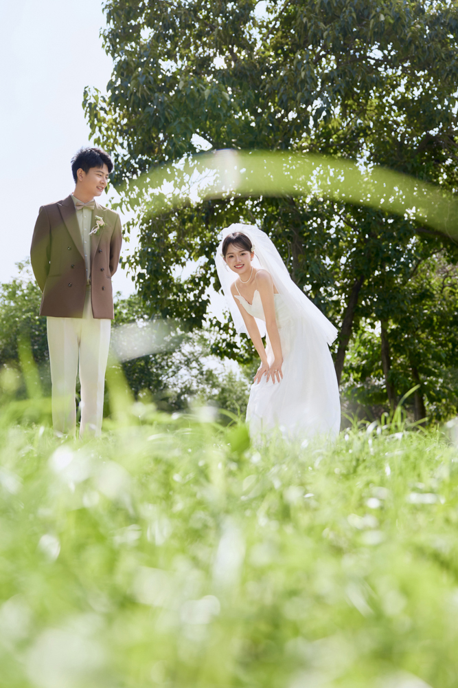 幸福感爆棚张峻豪先生王赛女士氛围森系婚纱照、氛围森系、木子、唠嗑型选手，构图多变、情绪拿捏，特写YYDS、婚纱照