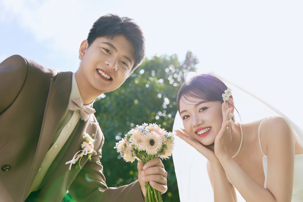 幸福感爆棚张峻豪先生王赛女士氛围森系婚纱照、氛围森系、木子、唠嗑型选手，构图多变、情绪拿捏，特写YYDS、婚纱照