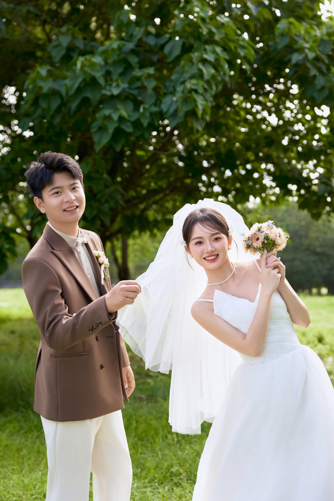 幸福感爆棚张峻豪先生王赛女士氛围森系婚纱照、氛围森系、木子、唠嗑型选手，构图多变、情绪拿捏，特写YYDS、婚纱照
