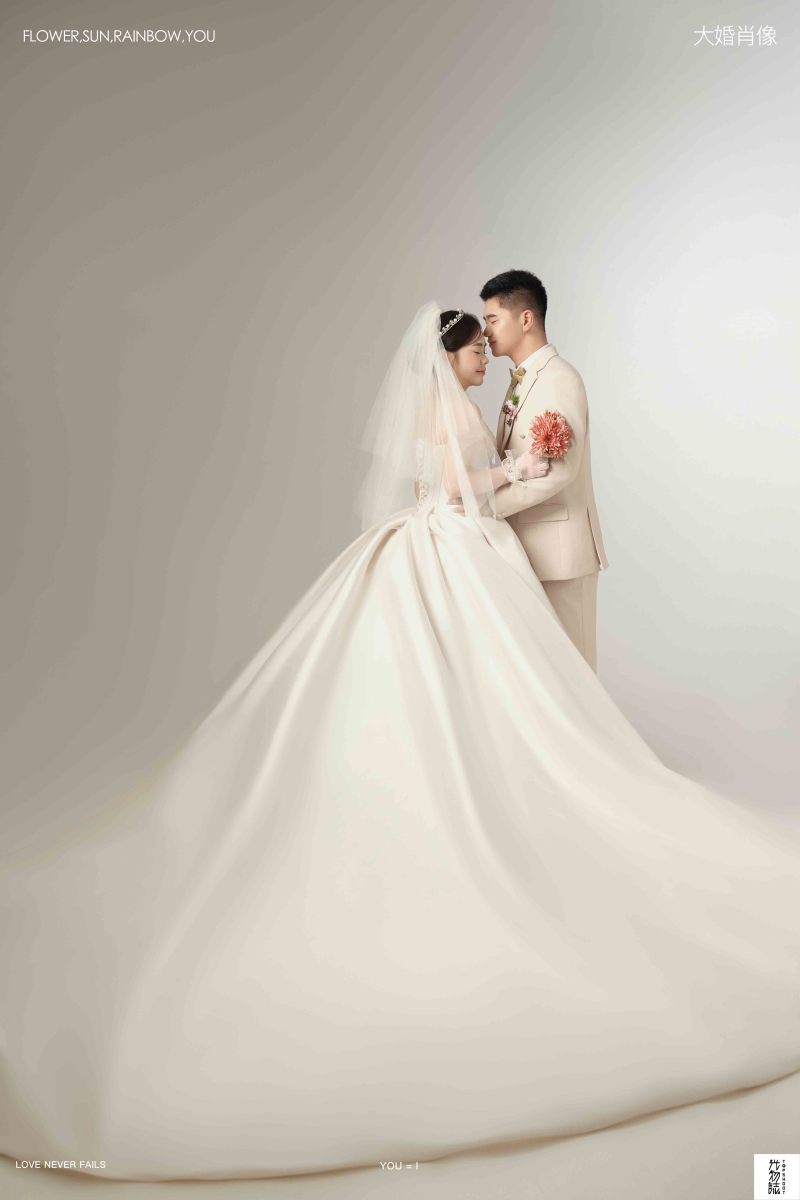 今日婚纱OOTD.吕扬先生田雪萌女士极简棚拍婚纱照、极简棚拍、韩松、行走的放大镜，现场细节，姿态指导的掌控者、婚纱照