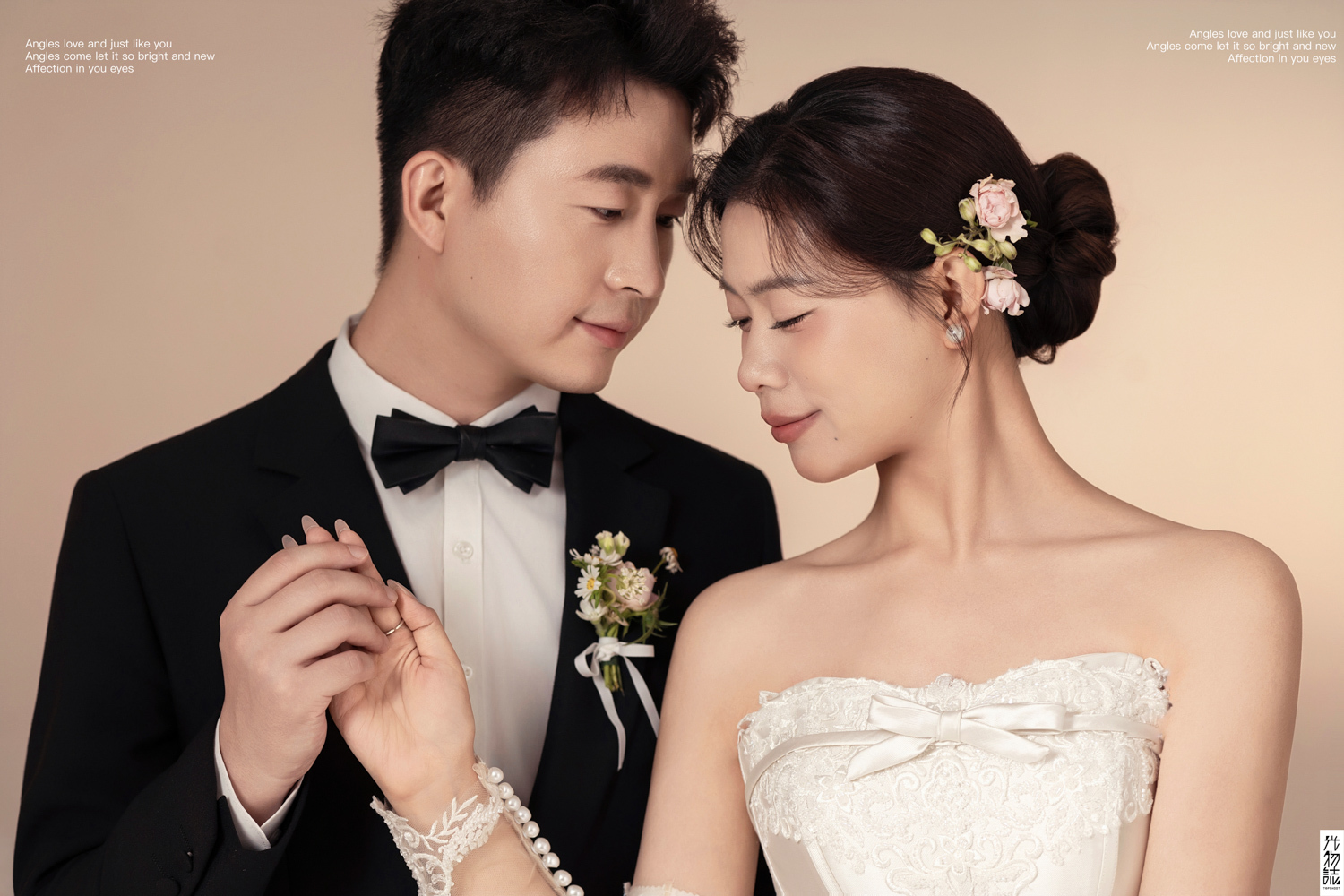 幸福感爆棚石先生戚女士极简棚拍婚纱照、极简棚拍、艾辰、偷偷练过读心术，精准预判每一个想法，细腻到心里、婚纱照