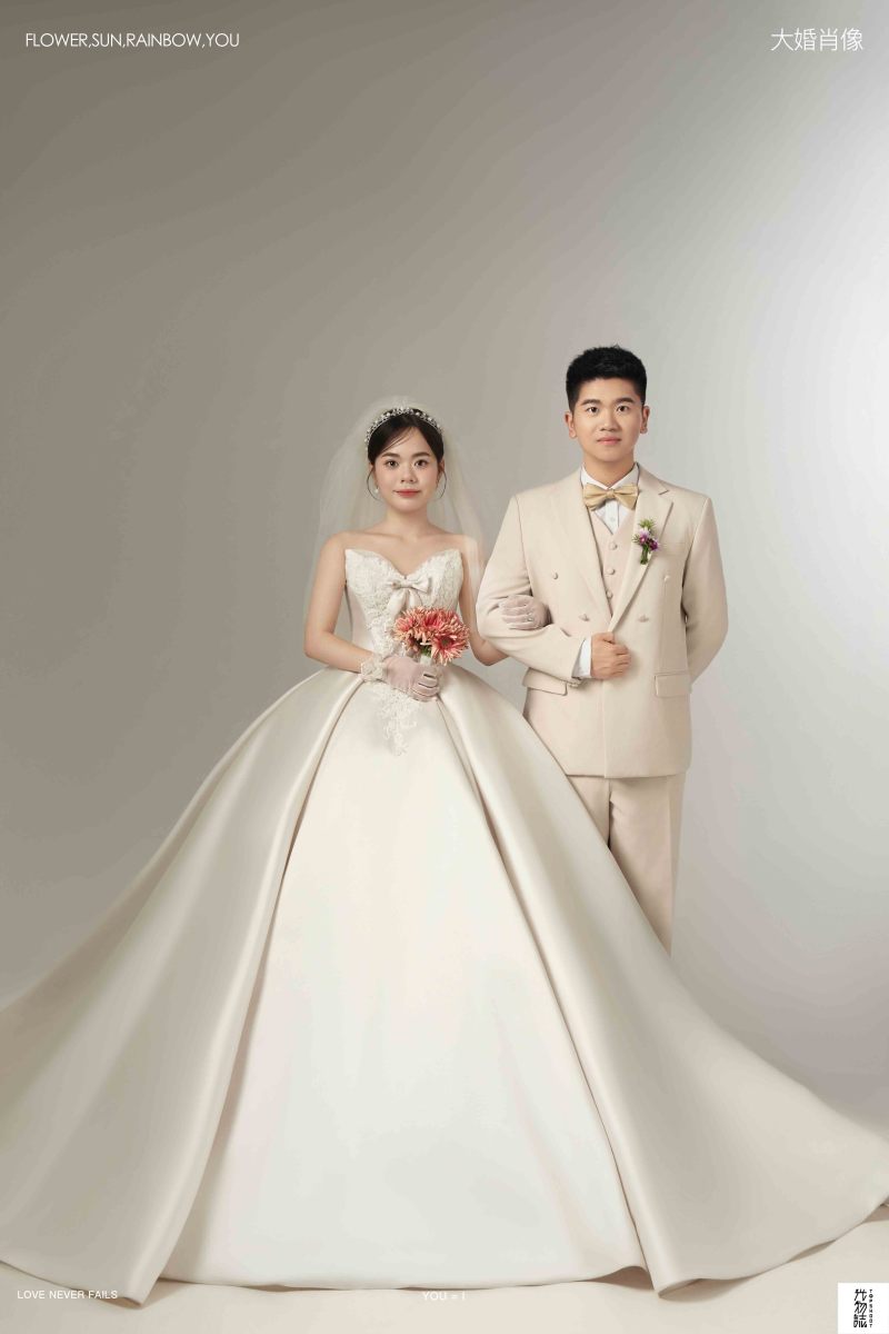 今日婚纱OOTD.吕扬先生田雪萌女士极简棚拍婚纱照、极简棚拍、韩松、行走的放大镜，现场细节，姿态指导的掌控者、婚纱照