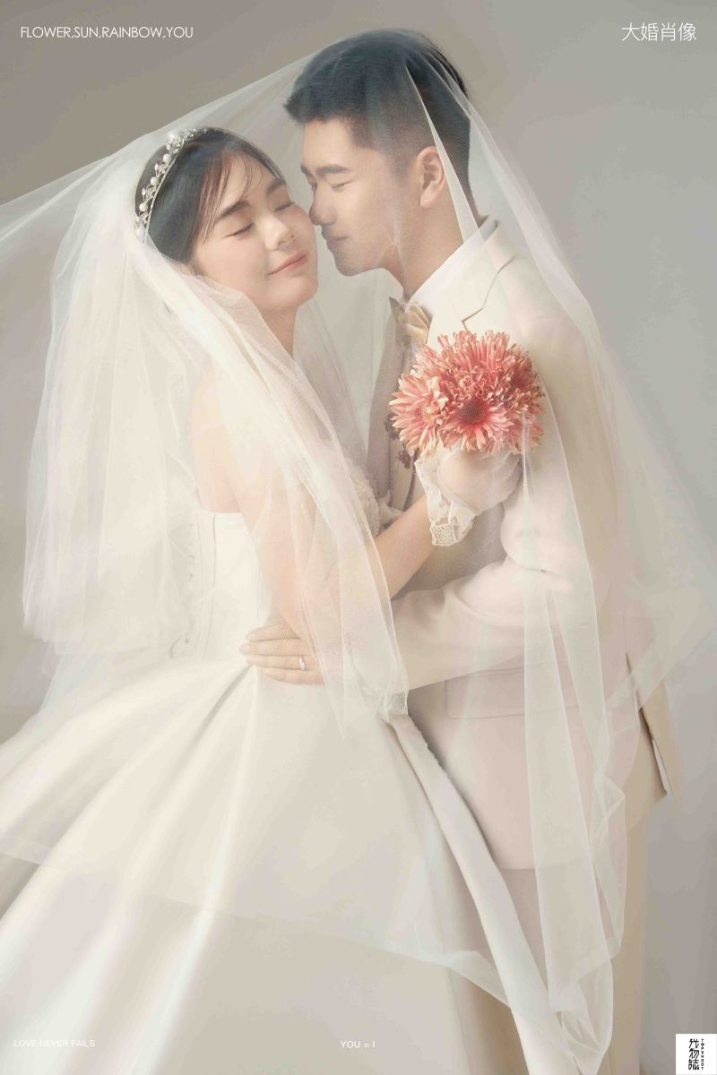 今日婚纱OOTD.吕扬先生田雪萌女士极简棚拍婚纱照、极简棚拍、韩松、行走的放大镜，现场细节，姿态指导的掌控者、婚纱照