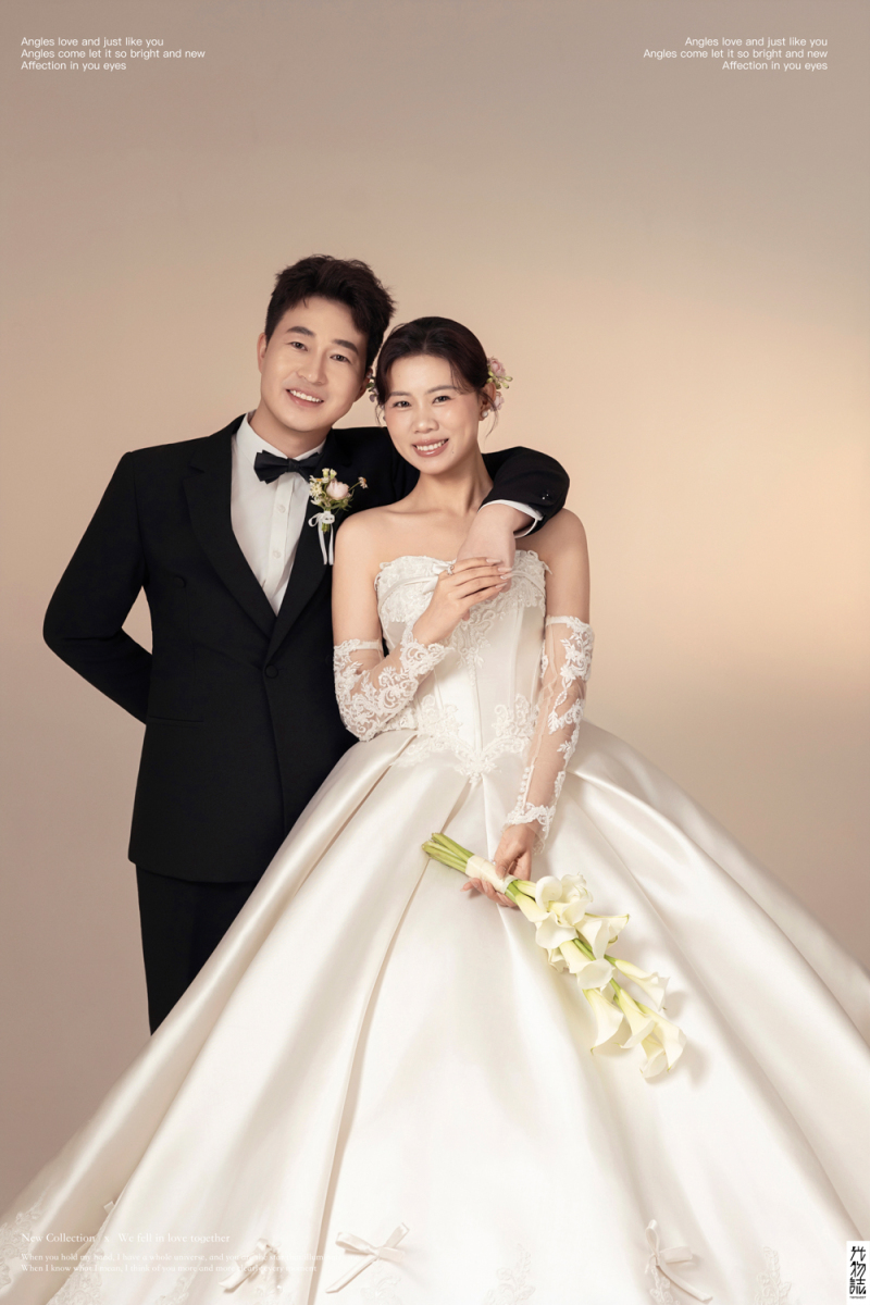 幸福感爆棚石先生戚女士极简棚拍婚纱照、极简棚拍、艾辰、偷偷练过读心术，精准预判每一个想法，细腻到心里、婚纱照