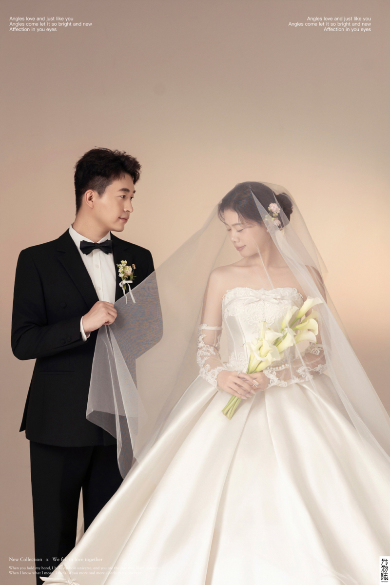 幸福感爆棚石先生戚女士极简棚拍婚纱照、极简棚拍、艾辰、偷偷练过读心术，精准预判每一个想法，细腻到心里、婚纱照