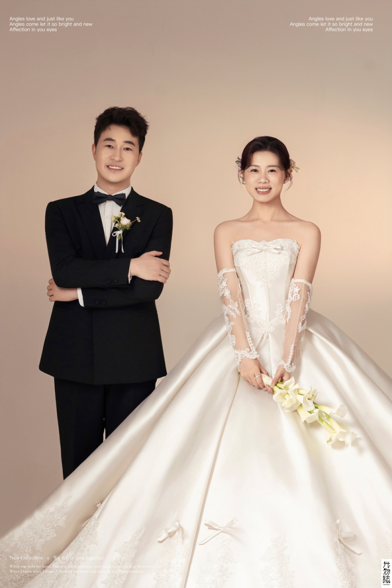 幸福感爆棚石先生戚女士极简棚拍婚纱照、极简棚拍、艾辰、偷偷练过读心术，精准预判每一个想法，细腻到心里、婚纱照