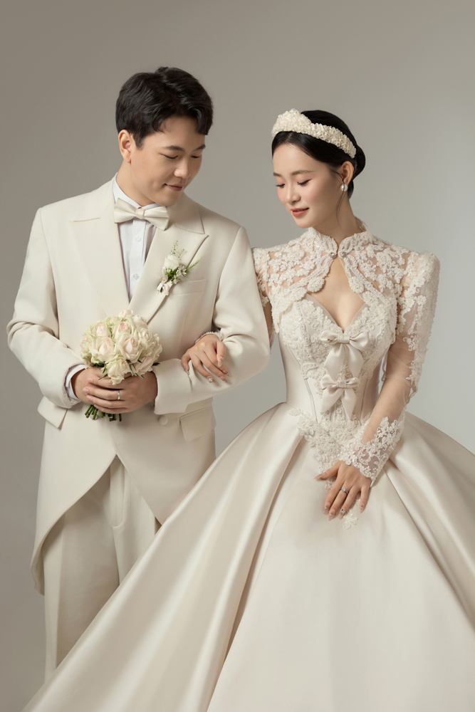 徐海瑞先生吴子月女士极简棚拍婚纱照、极简棚拍、木子、唠嗑型选手，构图多变、情绪拿捏，特写YYDS、婚纱照