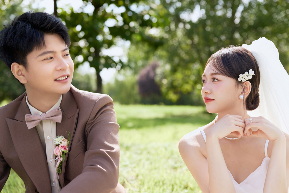 幸福感爆棚张峻豪先生王赛女士氛围森系婚纱照、氛围森系、木子、唠嗑型选手，构图多变、情绪拿捏，特写YYDS、婚纱照