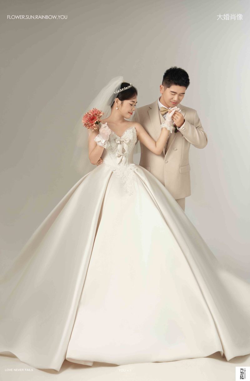 今日婚纱OOTD.吕扬先生田雪萌女士极简棚拍婚纱照、极简棚拍、韩松、行走的放大镜，现场细节，姿态指导的掌控者、婚纱照