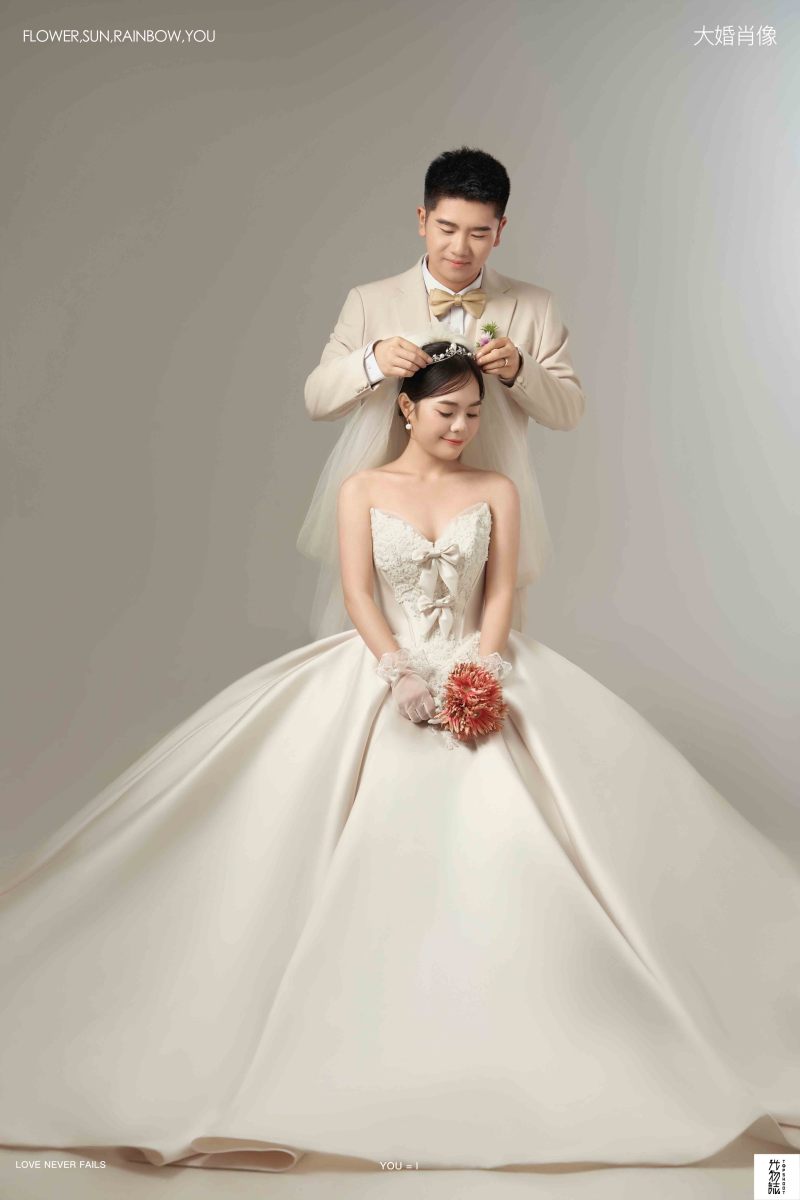 今日婚纱OOTD.吕扬先生田雪萌女士极简棚拍婚纱照、极简棚拍、韩松、行走的放大镜，现场细节，姿态指导的掌控者、婚纱照