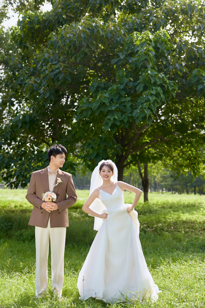 幸福感爆棚张峻豪先生王赛女士氛围森系婚纱照、氛围森系、木子、唠嗑型选手，构图多变、情绪拿捏，特写YYDS、婚纱照