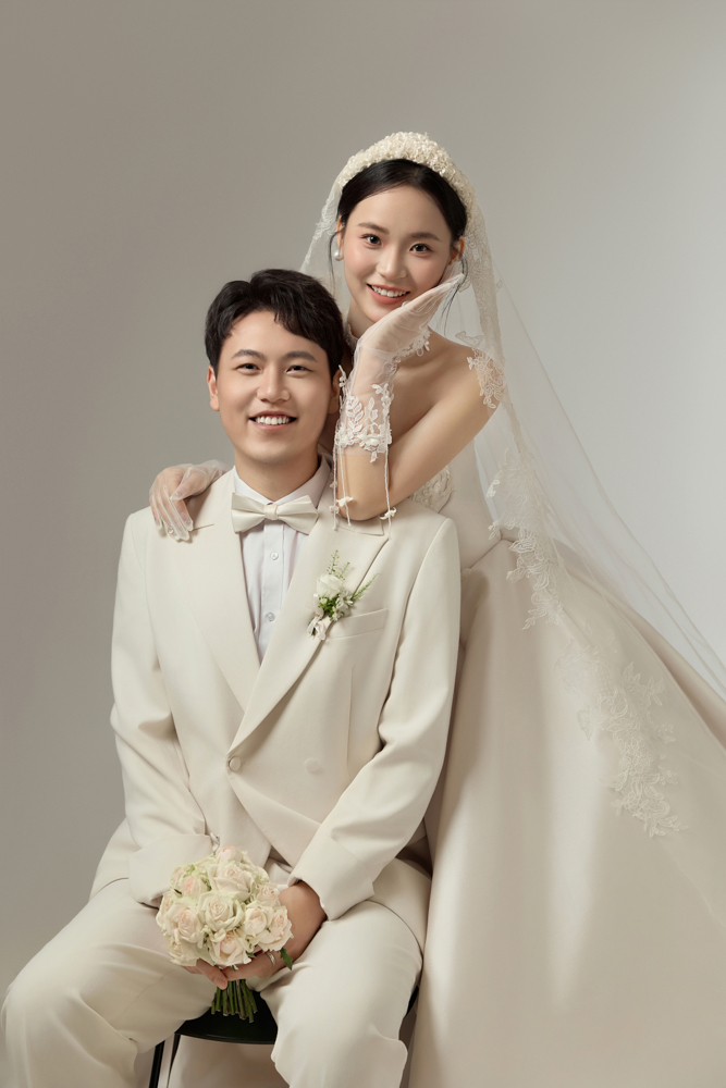 徐海瑞先生吴子月女士极简棚拍婚纱照、极简棚拍、木子、唠嗑型选手，构图多变、情绪拿捏，特写YYDS、婚纱照