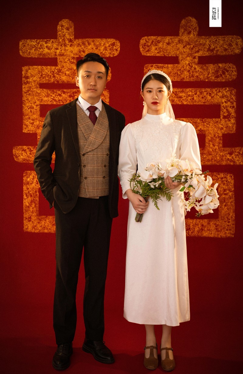 今日婚纱OOTD. 杨东润先生刘瑞女士复古文艺婚纱照、极简棚拍、、、婚纱照